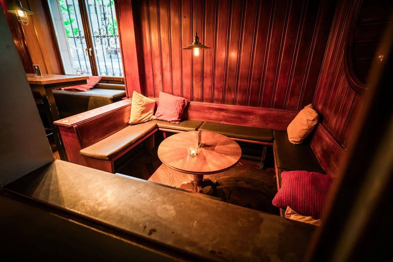 Die gemütliche Lounge am Fenster in der Arch-Bar