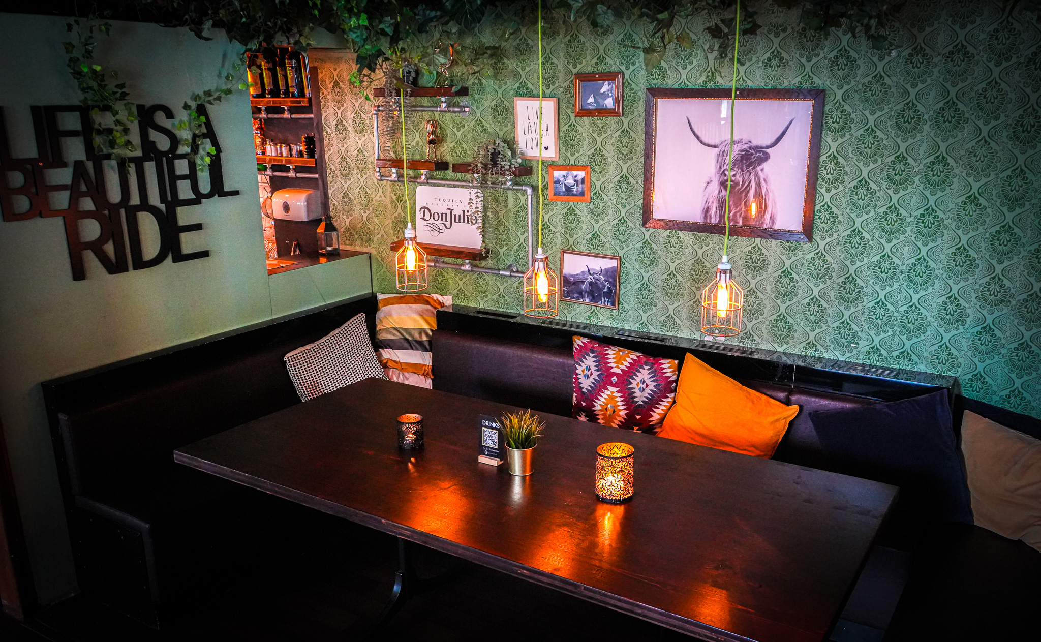 Der Stammtisch in der Arch-Bar